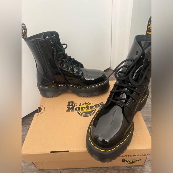 ORIGINAL DR. MARTENS!!! brand new, never worn, shiny leather boot platform - Picture 5 of 7